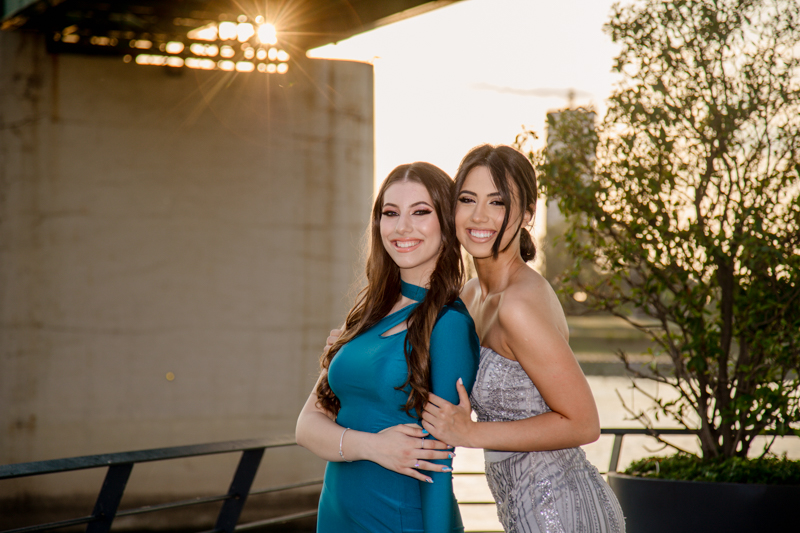 Fotografija Ane i Jovane na maturi